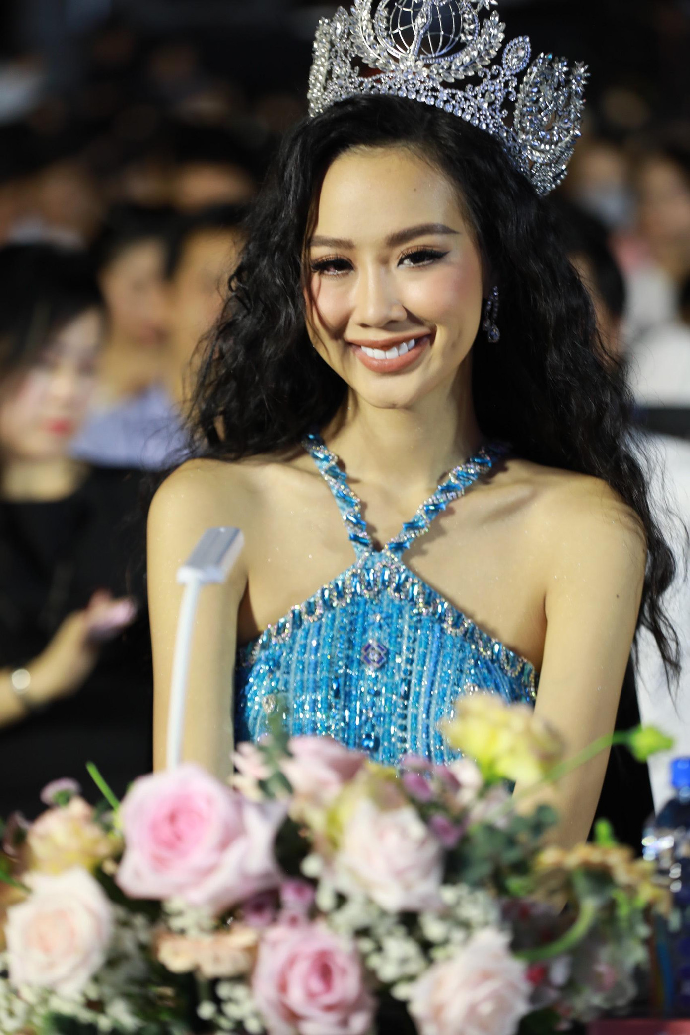 Hoa hậu Liên lục địa 2022 Bảo Ngọc phóng khoáng hơn với kiểu tóc xoăn xù.