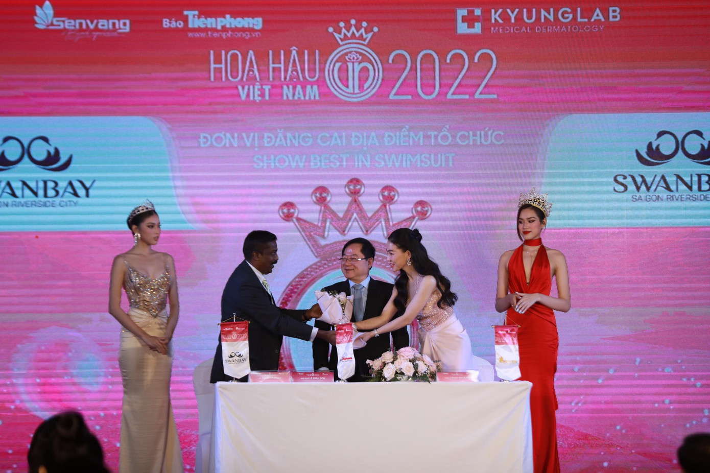 Đại diện ban tổ chức là nhà báo Lê Xuân Sơn và thạc sĩ Phạm Kim Dung tham gia lễ ký kết hợp tác cùng các nhà tài trợ, với sự hỗ trợ của Hoa hậu Đỗ Thị Hà và Á hậu Ngọc Thảo. Ảnh: Hồng Vĩnh. Đại diện ban tổ chức là nhà báo Lê Xuân Sơn và thạc sĩ Phạm Kim Dung tham gia lễ ký kết hợp tác cùng các nhà tài trợ, với sự hỗ trợ của Hoa hậu Đỗ Thị Hà và Á hậu Ngọc Thảo. Ảnh: Hồng Vĩnh.