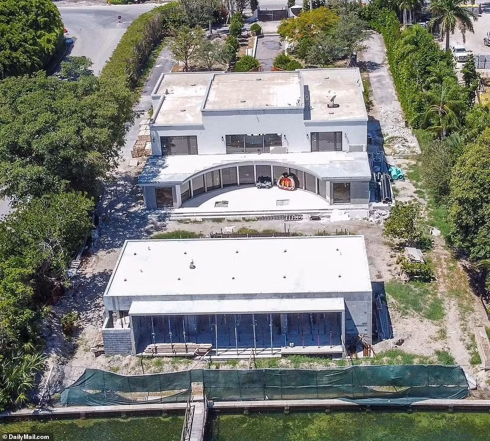 Nhà mới của Ivanka đang trong quá trình hoàn thiện. Vợ chồng cô mua lô đất nằm giữa Bãi biển Miami Beach và cảng Bal Harbour năm 2020 với giá 31,8 triệu USD. Căn biệt thự đang xây có diện tích gần 800 m2, ước tính tiêu tốn khoảng 24 triệu USD. Ảnh: Daily Mail.