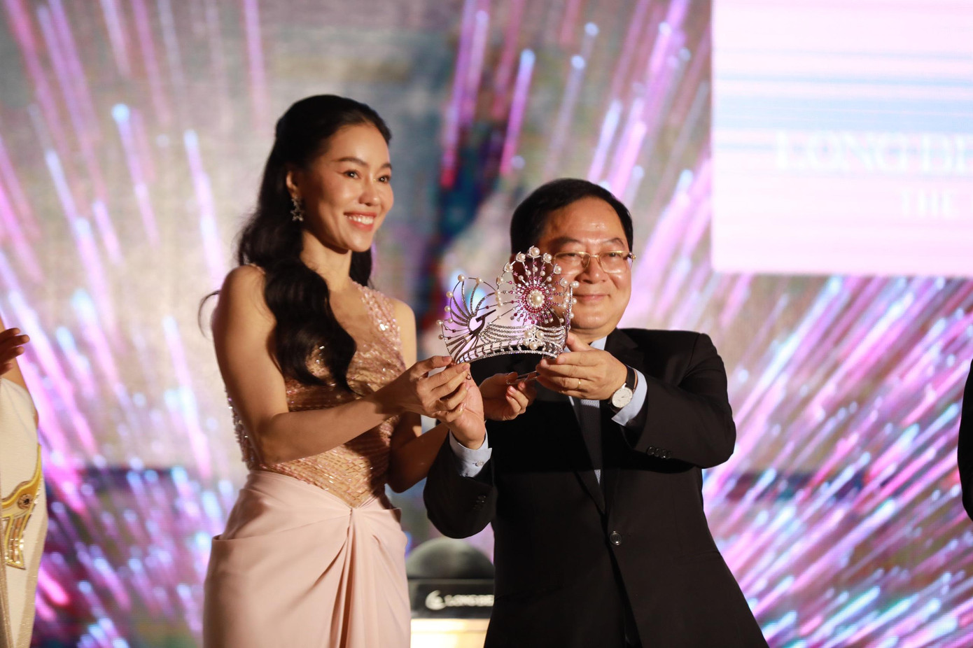 Bộ vương miện có tên Hùng ca chim lạc, gồm 54 viên ngọc trai đại diện cho 54 dân tộc anh em và 4.000 viên đá quý tượng trưng cho 4.000 năm văn hiến. Ảnh: Hồng Vĩnh. Bộ vương miện có tên Hùng ca chim lạc, gồm 54 viên ngọc trai đại diện cho 54 dân tộc anh em và 4.000 viên đá quý tượng trưng cho 4.000 năm văn hiến. Ảnh: Hồng Vĩnh.