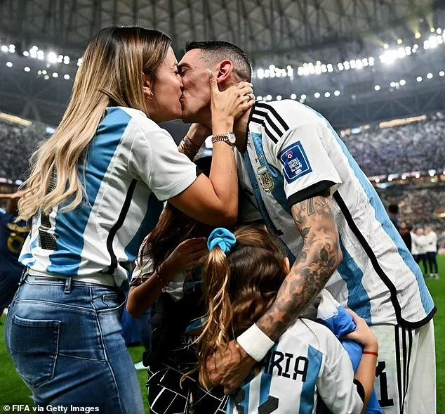 Angel Di Maria cùng vợ Jorgelina Cardoso trao nhau nụ hôn say đắm trên sân cỏ. Ảnh: Getty Images.