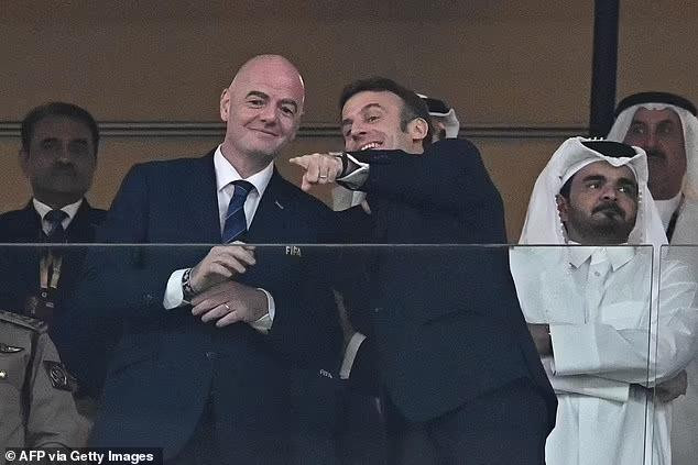 Trước đó, Tổng thống Macron theo dõi trận đấu cùng Chủ tịch FIFA Gianni Infantino. Ảnh: Getty Images.