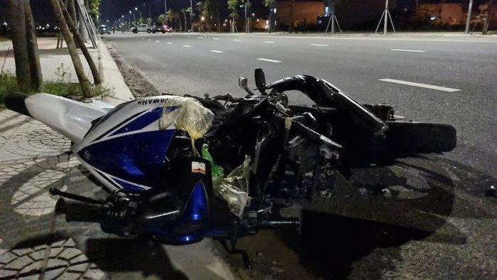 Tại hiện trường, 2 xe máy nằm cách nhau khoảng 10m, bị biến dạng hoàn toàn. Ảnh: NLĐ Tại hiện trường, 2 xe máy nằm cách nhau khoảng 10m, bị biến dạng hoàn toàn. Ảnh: NLĐ