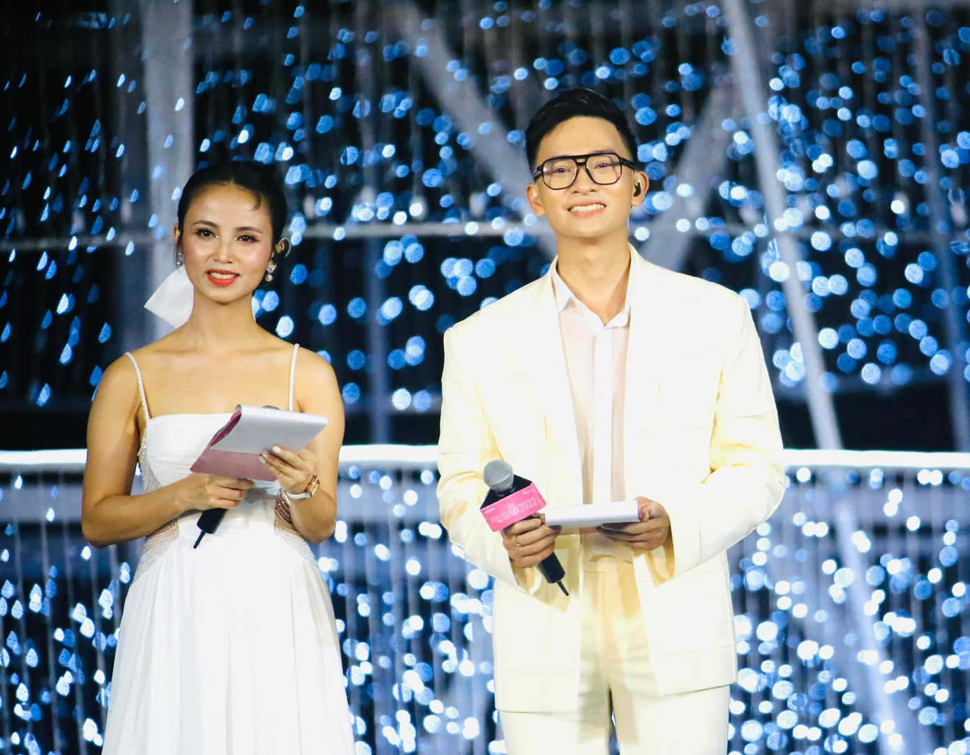 Quang Huy và Thanh Giang là hai MC chính của đêm thi.