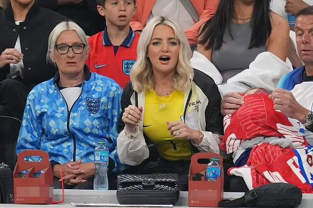 Trước đó không lâu, nàng WAGs tóc vàng không giấu được biểu cảm ngỡ ngàng, thất vọng khi tuyển Pháp nâng tỷ số lên 2-1. Ảnh: Daily Mail.
