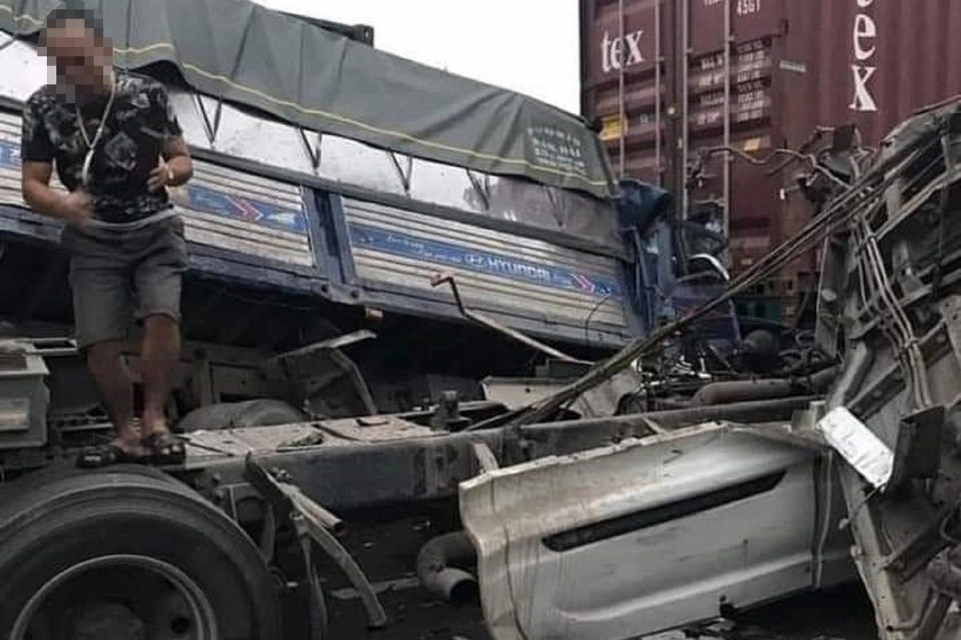 Chiếc xe tải bị biến dạng hoàn toàn