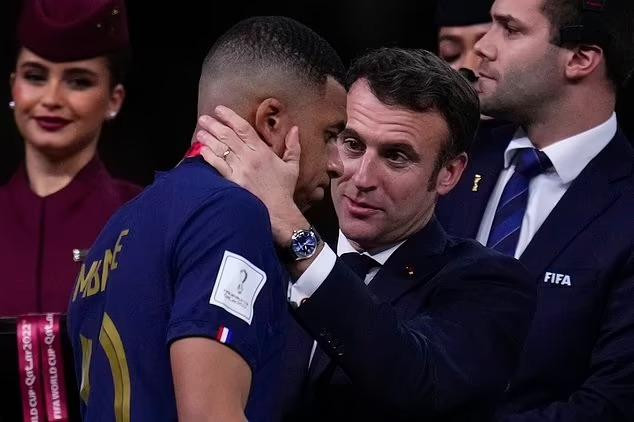 Báo chí và các trang mạng xã hội chia sẻ rầm rộ những bức ảnh ấm lòng giữa ông Macron và Mbappe. Ảnh: Daily Mail.