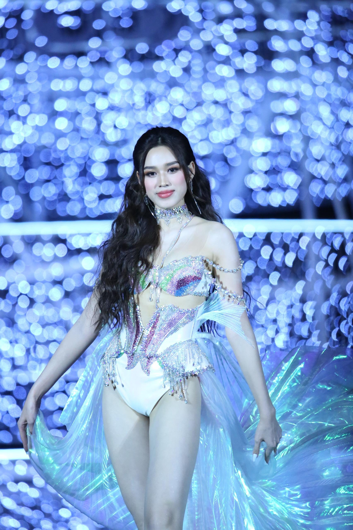 Hoa hậu Đỗ Thị Hà đảm nhận vị trí vedette trong màn trình diễn bikini cùng Top 33. Cô như hóa thành nàng tiên cá yêu kiều trong bộ áo tắm cầu kỳ.