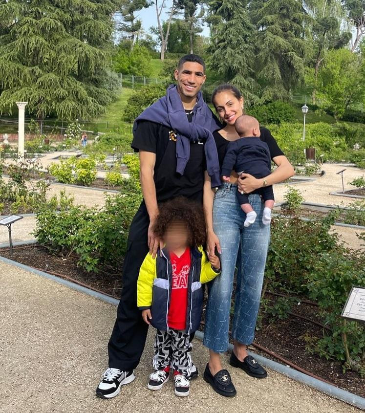 Hakimi và Abouk tổ chức hôn lễ bí mật vào đầu năm 2020. Đôi vợ chồng chuyển đến Paris sinh sống sau khi cầu thủ 9X ký hợp đồng với Paris Saint-Germain, câu lạc bộ bóng đá hàng đầu ở Pháp, vào tháng 7/2021. Thời điểm đó, Abouk chia sẻ tin vui trên Instagram, kèm ảnh Amin 17 tháng tuổi. Tháng 2, họ chào đón thành viên thứ hai trong gia đình, bé trai Naim. Ảnh: IG.