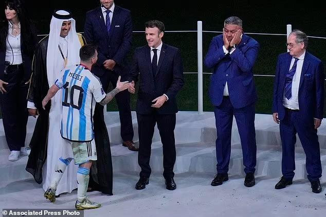 Ông Macron bắt tay chúc mừng Lionel Messi trong lễ trao giải sau trận đấu. Ảnh: AP.
