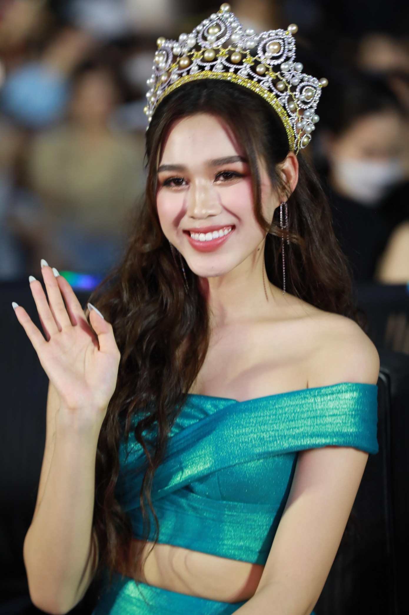 Hoa hậu Đỗ Thị Hà rạng ngời trong những ngày cuối của nhiệm kỳ.