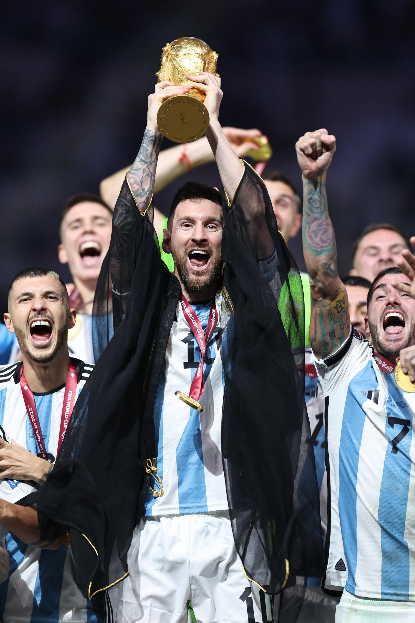 Messi và đội tuyển Argentina nâng cao cúp vàng FIFA World Cup 2022 danh giá. Ảnh: Twitter. Messi và đội tuyển Argentina nâng cao cúp vàng FIFA World Cup 2022 danh giá. Ảnh: Twitter.