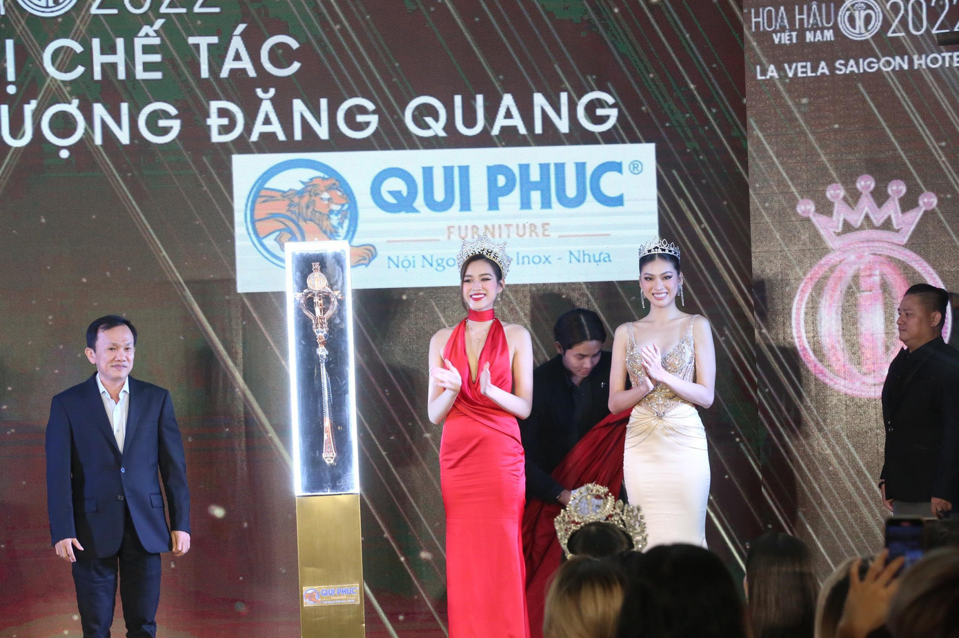 Ghế và quyền trượng thể hiện quyền lực và trách nhiệm của Hoa hậu Việt Nam 2022. Ảnh: Trọng Tài. Ghế và quyền trượng thể hiện quyền lực và trách nhiệm của Hoa hậu Việt Nam 2022. Ảnh: Trọng Tài.