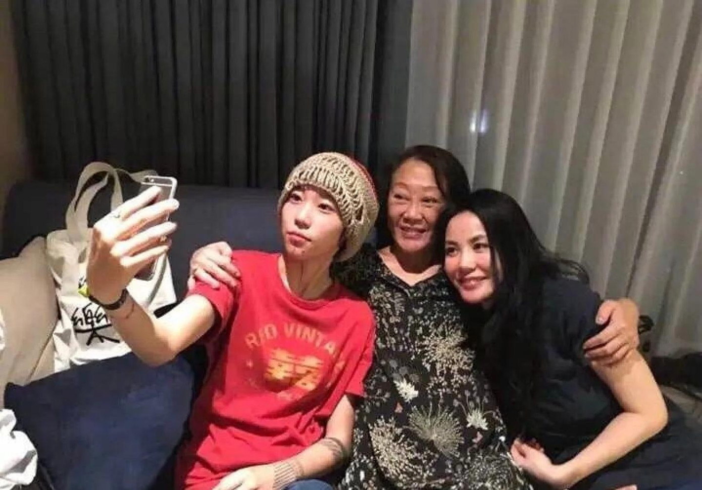 Đậu Tĩnh Đồng thừa hưởng tài năng và đam mê âm nhạc từ Vương Phi và Đậu Duy. Ảnh: Weibo. Đậu Tĩnh Đồng thừa hưởng tài năng và đam mê âm nhạc từ Vương Phi và Đậu Duy. Ảnh: Weibo.