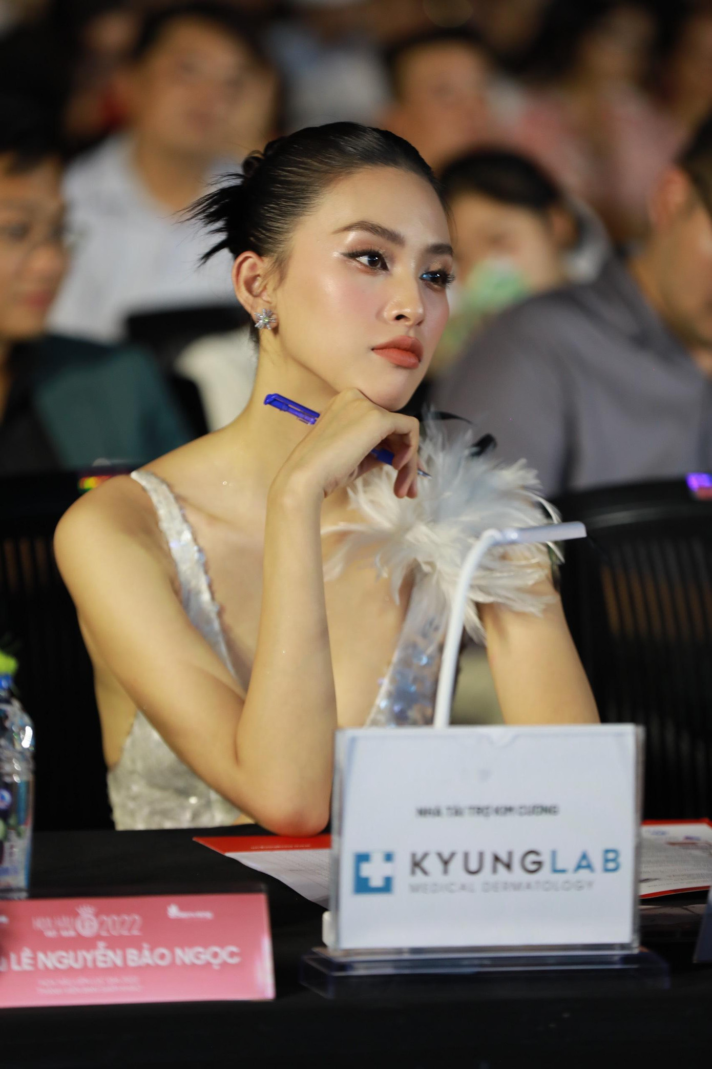 Hoa hậu Việt Nam 2018 Tiểu Vy đẹp bất chấp góc ảnh. Cô đảm nhận vai trò BGK của đêm thi Best In Swimsuit.