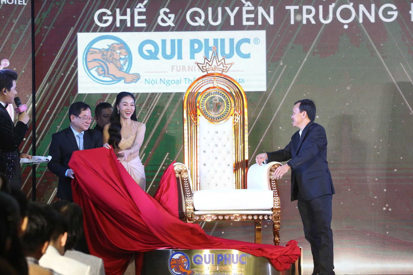 Ghế đăng quang được mạ vàng và gắn đá quý. Ảnh: Trọng Tài. Ghế đăng quang được mạ vàng và gắn đá quý. Ảnh: Trọng Tài.