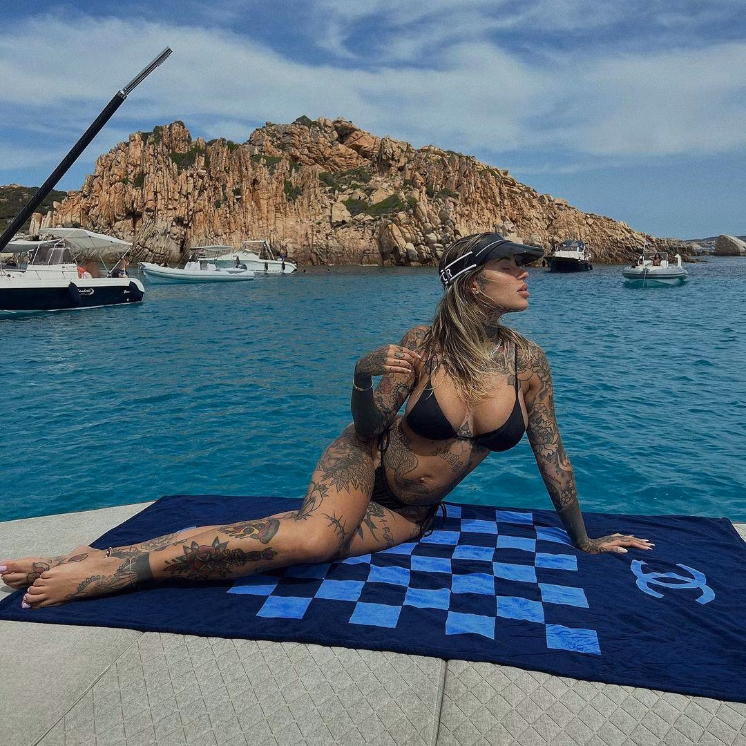 Zoe Cristofil hiện là người mẫu, ngôi sao mạng xã hội kiêm bloger thời trang. Tài khoản Instagram của cô có hơn 1,1 triệu người theo dõi. Trên đó, ngoài những khoảnh khắc bên bạn trai và con, cô chủ yếu đăng tải ảnh, video khoe đường cong nóng bỏng với bikini và những bộ cánh táo bạo khác. Ảnh: IG.