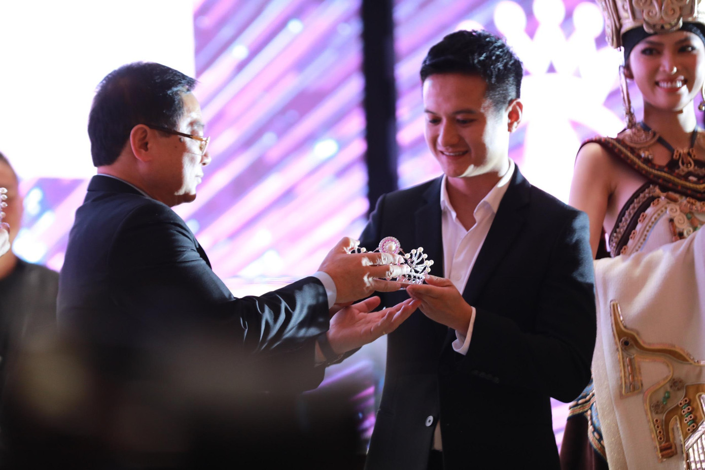 Nhà báo Lê Xuân Sơn, thạc sĩ Phạm Kim Dung và đại diện Long Beach Pearl chủ trì nghi thức công bố vương miện. Nhà báo Lê Xuân Sơn, thạc sĩ Phạm Kim Dung và đại diện Long Beach Pearl chủ trì nghi thức công bố vương miện.