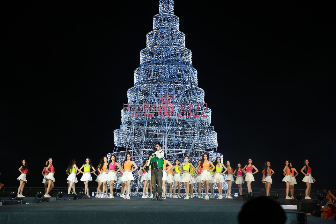 Tiếp nối là màn đồng diễn của Top 35 vòng Chung kết Toàn quốc Hoa hậu Việt Nam 2022 trên nền nhạc bản remix Con nhà người ta do Ricky Star sáng tác và hát.