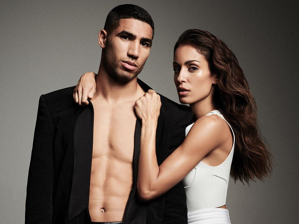 Sau cú sút ghi bàn loại tuyển Tây Ban Nha để vào vòng tứ kết World Cup 2022, Achraf Hakimi được ca ngợi là người hùng của tuyển Morocco. Tên tuổi anh xuất hiện dày đặc trên các mặt báo quốc tế, mạng xã hội. Bên cạnh sự nghiệp bóng đá, chuyện đời tư của hậu vệ sinh năm 1998 cũng nhận được nhiều sự quan tâm của dư luận. Ảnh: Vouge Arabia.