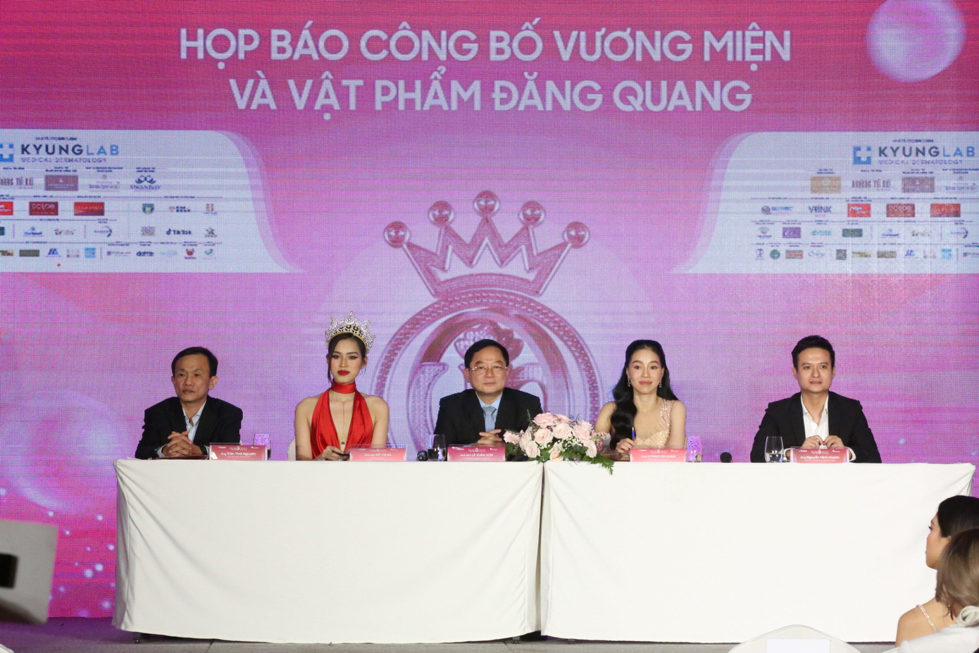 Nhà báo Lê Xuân Sơn, bà Phạm Kim Dung, Hoa hậu Đỗ Thị Hà và hai đại diện nhà tài trợ vật phẩm đăng quang ngồi ở bàn chủ tọa để giải đáp các câu hỏi từ báo chí. Ảnh: Hồng Vĩnh. Nhà báo Lê Xuân Sơn, bà Phạm Kim Dung, Hoa hậu Đỗ Thị Hà và hai đại diện nhà tài trợ vật phẩm đăng quang ngồi ở bàn chủ tọa để giải đáp các câu hỏi từ báo chí. Ảnh: Hồng Vĩnh.