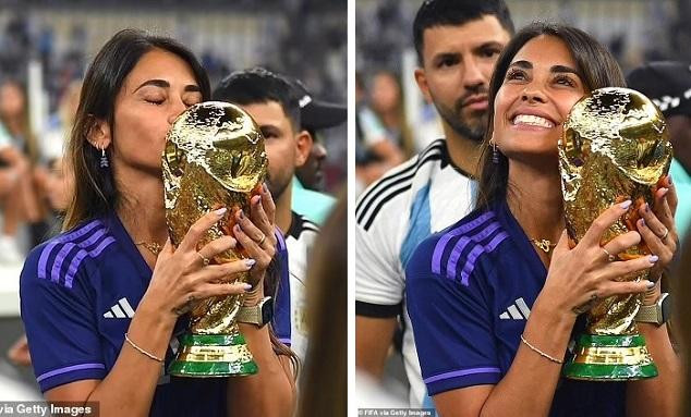 Antonela Roccuzzo thể hiện sự tự hào và mãn nguyện bằng một nụ hôn và cái kề má với cúp vô địch World Cup 2022. Ảnh: Getty Images.