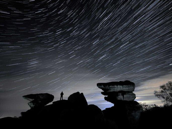 Mưa sao băng Geminids chụp từ địa danh nổi tiếng Brimham Rocks ở North Yorkshire (Anh) - Ảnh: PA Mưa sao băng Geminids chụp từ địa danh nổi tiếng Brimham Rocks ở North Yorkshire (Anh) - Ảnh: PA