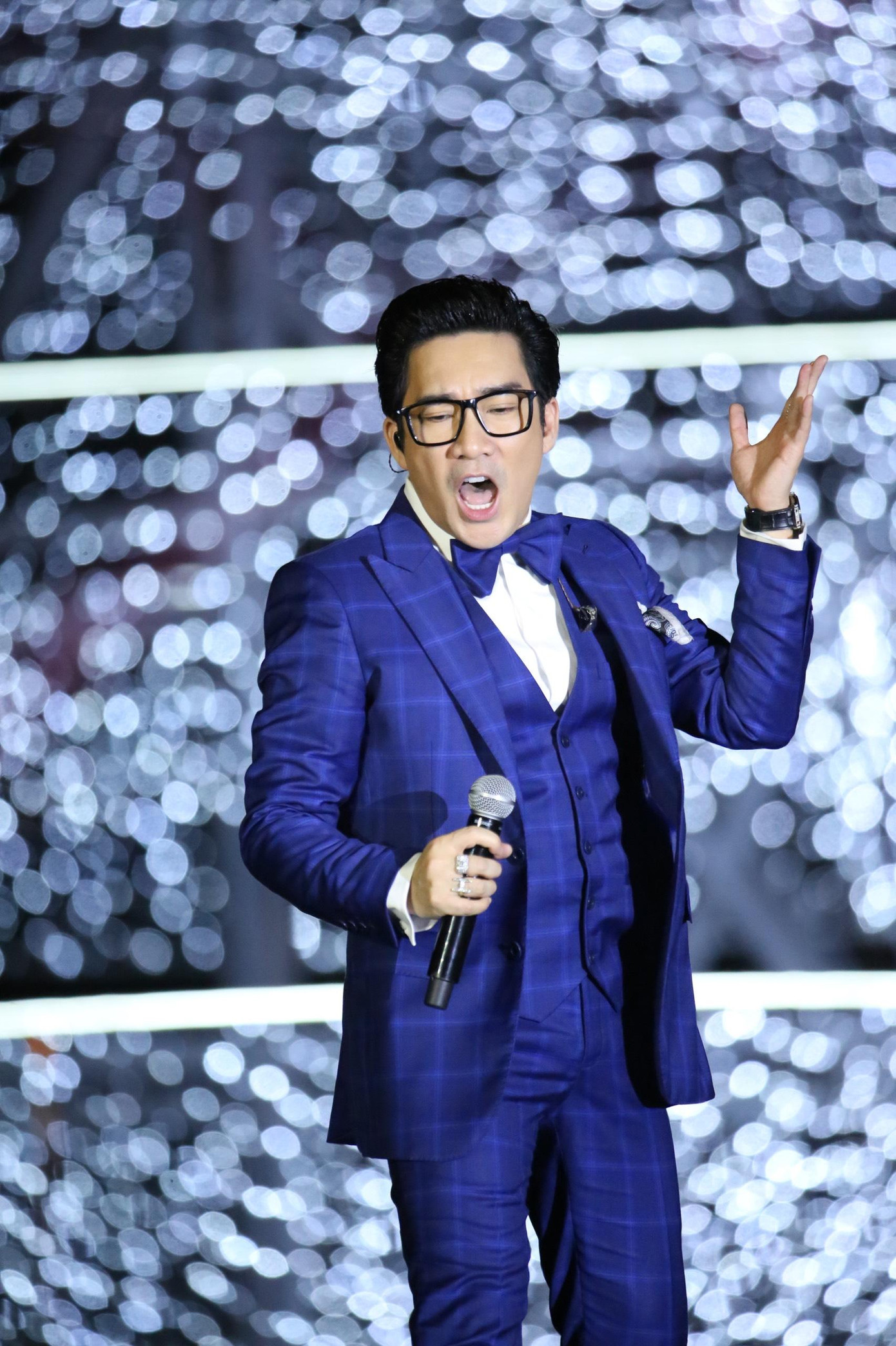 Ca sĩ Quang Hà mang đến cho sân khấu không gian âm nhạc tươi vui với bài hát Người tình trăm năm.