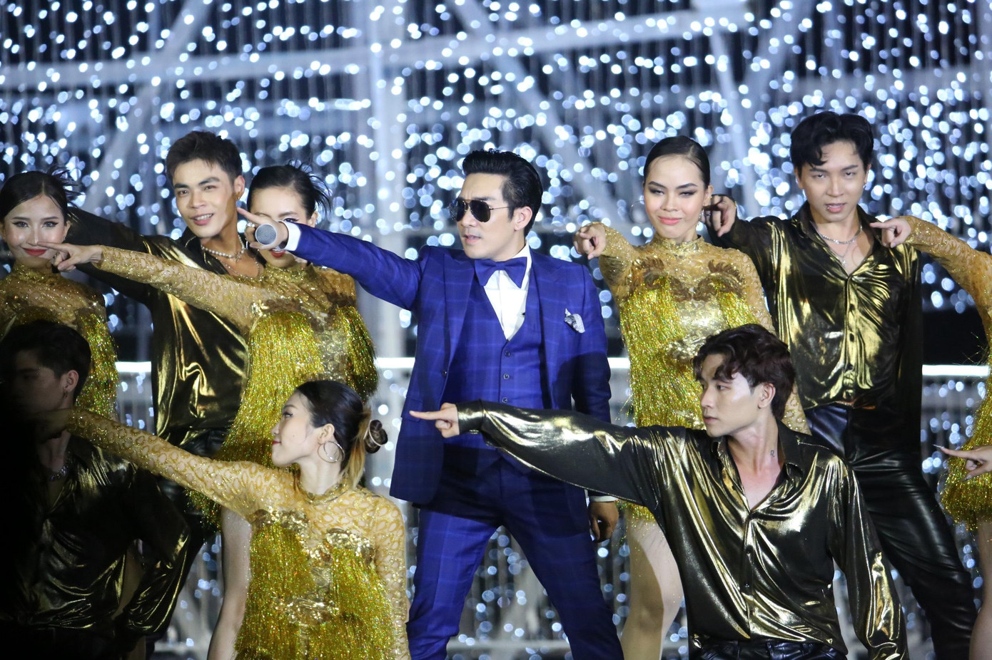 Không khí của đêm thi được khuấy động hơn với màn trình diễn bài hát Dancing All Night của Quang Hà và vũ đoàn Sắc Màu.