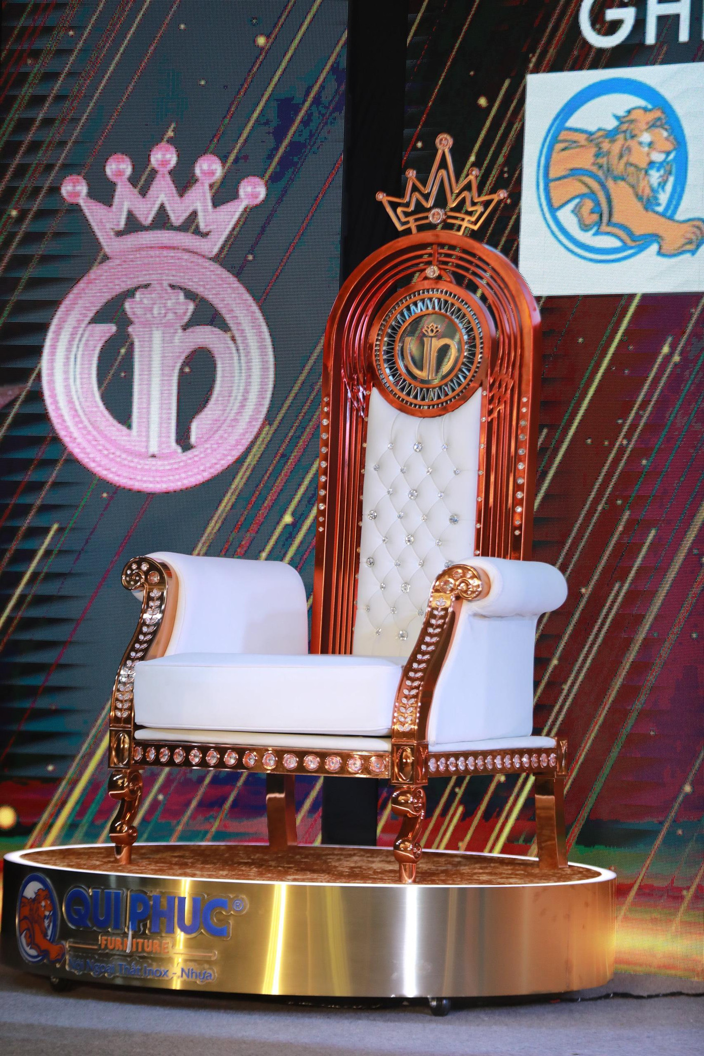 Cận cảnh ghế đăng quang. Theo đại diện nhà tài trợ, mất 3 tháng để chế tác chiếc ghế quyền lực. Ảnh: Hồng Vĩnh. Cận cảnh ghế đăng quang. Theo đại diện nhà tài trợ, mất 3 tháng để chế tác chiếc ghế quyền lực. Ảnh: Hồng Vĩnh.