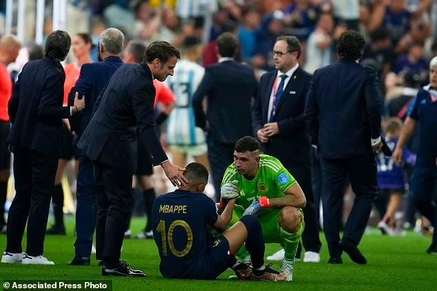 Tổng thống Macron cùng thủ môn Emiliano Martinez an ủi Mbappe. Ảnh: AP.