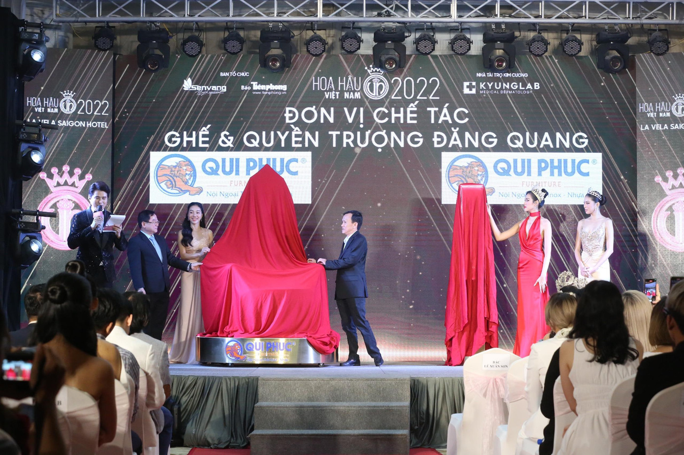 Ông Trần Thái Nguyên - Phó Tổng Giám đốc Qui Phúc công bố quyền trượng và ghế. Ảnh: Trọng Tài. Ông Trần Thái Nguyên - Phó Tổng Giám đốc Qui Phúc công bố quyền trượng và ghế. Ảnh: Trọng Tài.