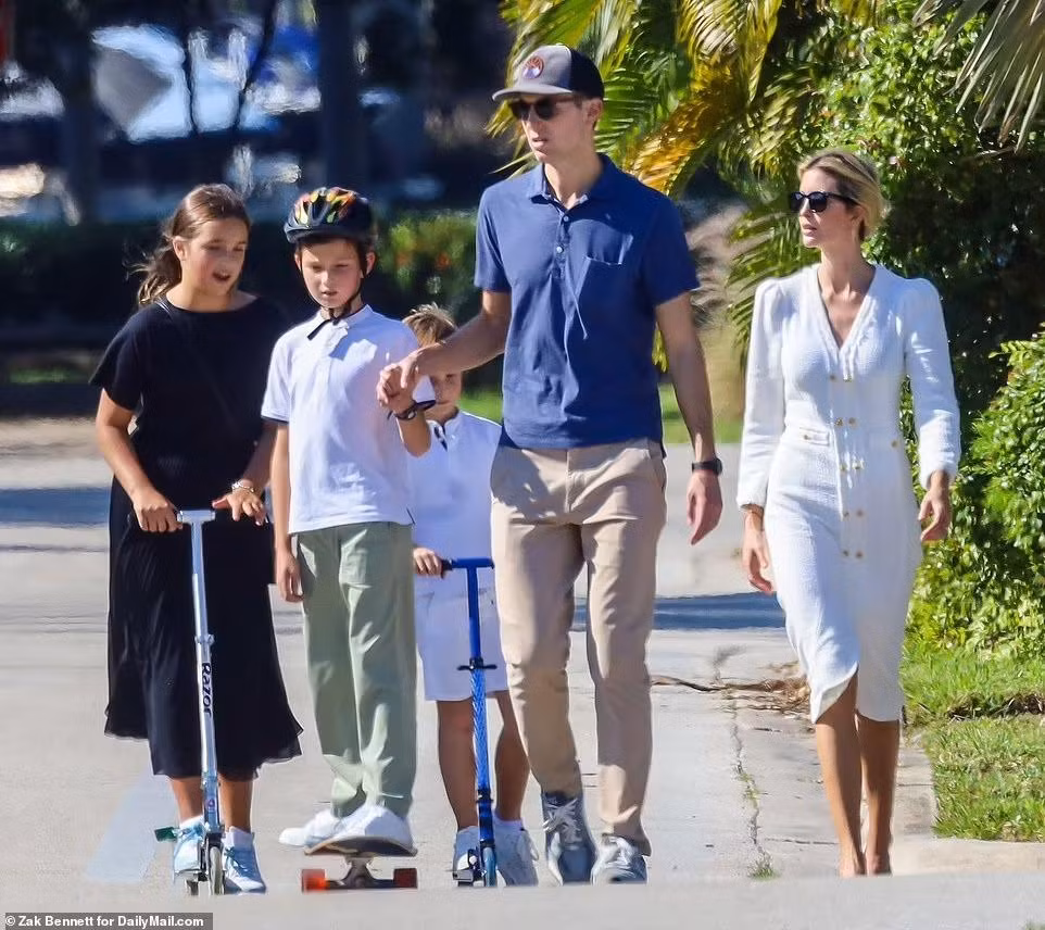 Theo Daily Mail, gia đình ái nữ của Donald Trump cùng nhau đi xem tiến độ của biệt thự đang xây dở ở khu nhà giàu Indian Creek Island (Miami). Họ xuất phát từ căn hộ ba tầng thuộc một trong những tòa nhà chung cư đắt tiền nhất bên bờ biển ở Surfside, Florida. Ivanka và chồng thuê căn hộ này sau khi rời Nhà Trắng vào năm 2021. Nguồn tin của New York Post tiết lộ căn hộ dự kiến được rao bán năm 2023 với giá 18,8 triệu USD, thấp gần một nửa so với mức giá 33 triệu USD năm 2020. Ảnh: Daily Mail.