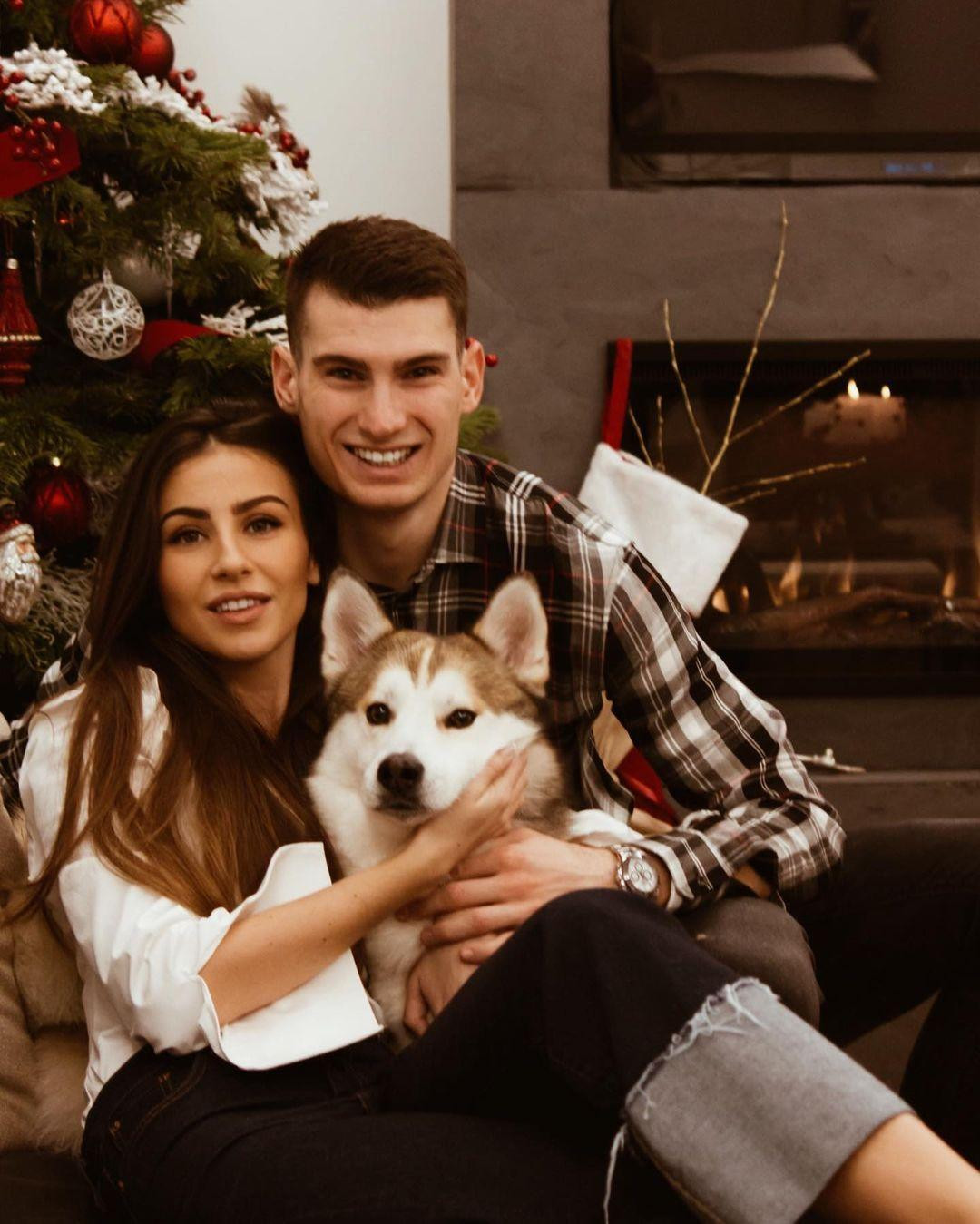 &quot;Nam thần gác đền&quot; tuyển Croatia quen và yêu bà xã từ năm 2017. Không có nhiều thông tin về chuyện tình của hai người. Trên Instagram, cặp đôi thường xuyên chia sẻ ảnh chụp tình tứ bên nhau, du lịch đến nhiều nơi trên thế giới. Ảnh: IG.