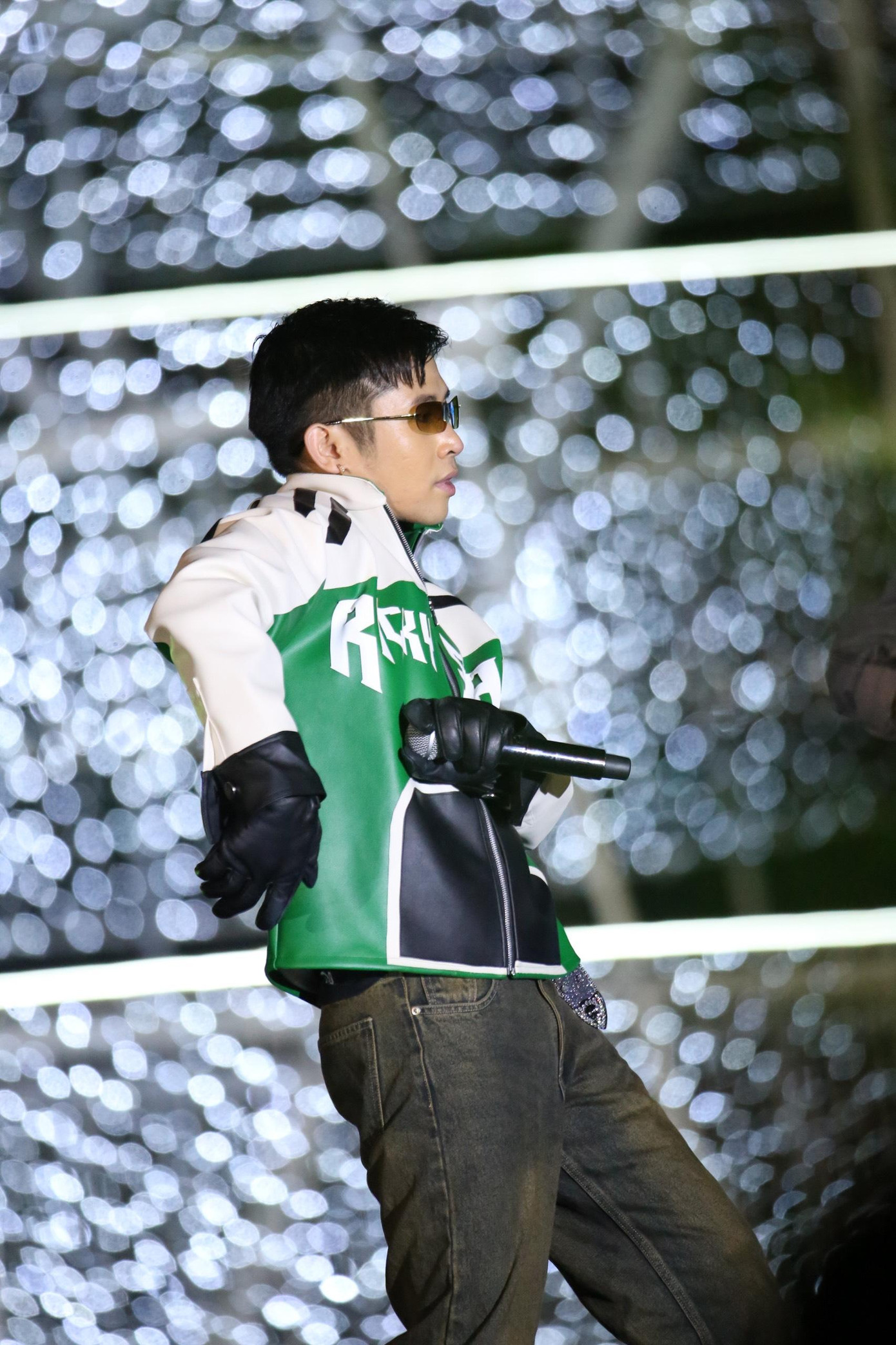 Mở đầu cho chương trình là bài hát Lúc lắc do Ricky Star thể hiện, cùng phần múa minh họa của vũ đoàn Sắc Màu.