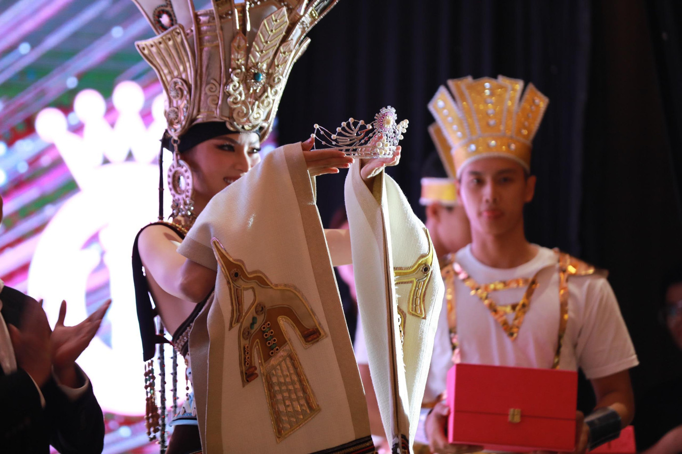 Á hậu Việt Nam 2020 Ngọc Thảo giới thiệu hai chiếc vương miện cho hai tân Á hậu của Hoa hậu Việt Nam 2022. Á hậu Việt Nam 2020 Ngọc Thảo giới thiệu hai chiếc vương miện cho hai tân Á hậu của Hoa hậu Việt Nam 2022.