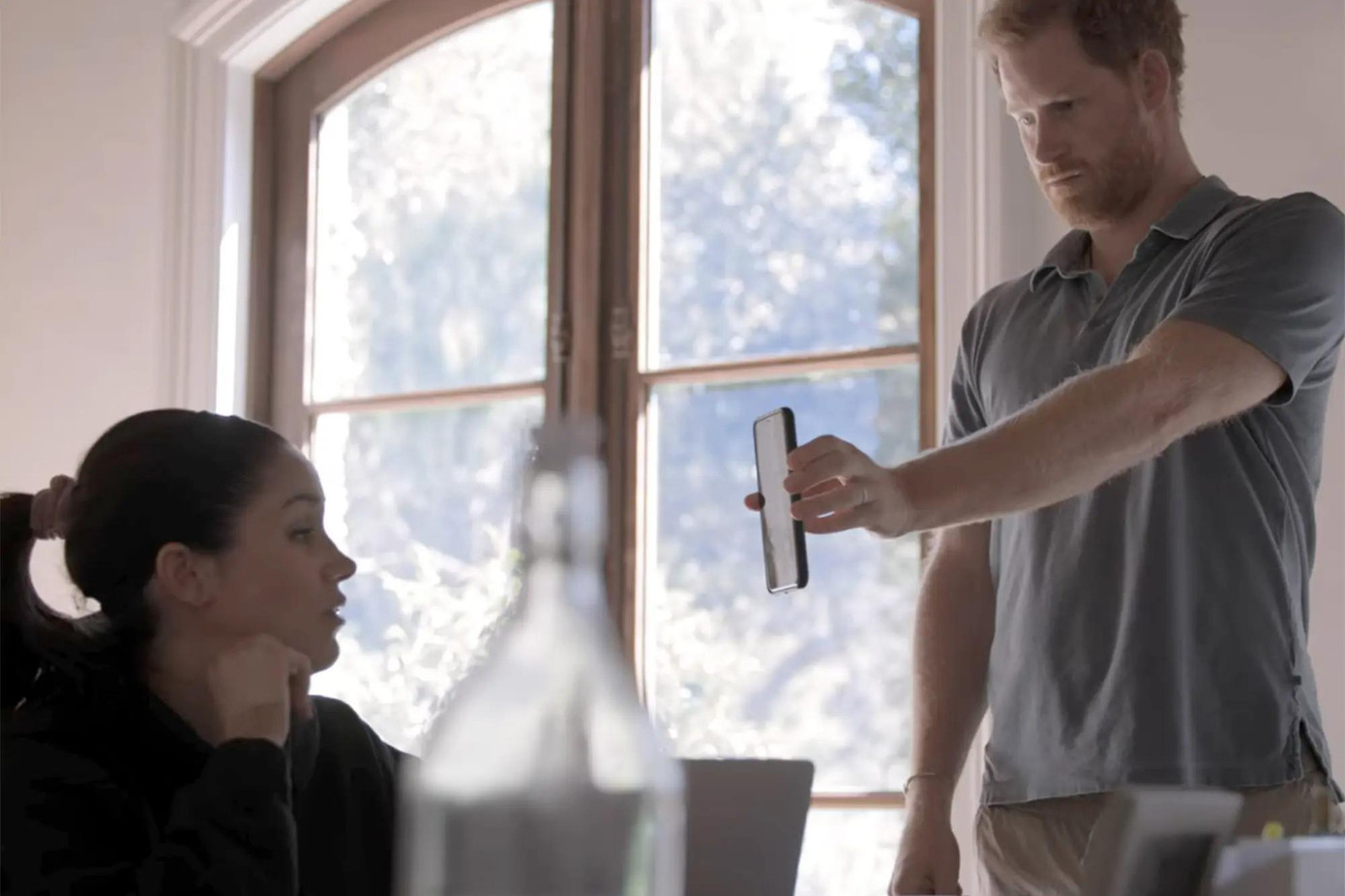 Harry cho Meghan xem tin nhắn của anh trai sau cuộc phỏng vấn trên truyền hình với Oprah Winfrey năm 2021. Ảnh: Netflix. Harry cho Meghan xem tin nhắn của anh trai sau cuộc phỏng vấn trên truyền hình với Oprah Winfrey năm 2021. Ảnh: Netflix.