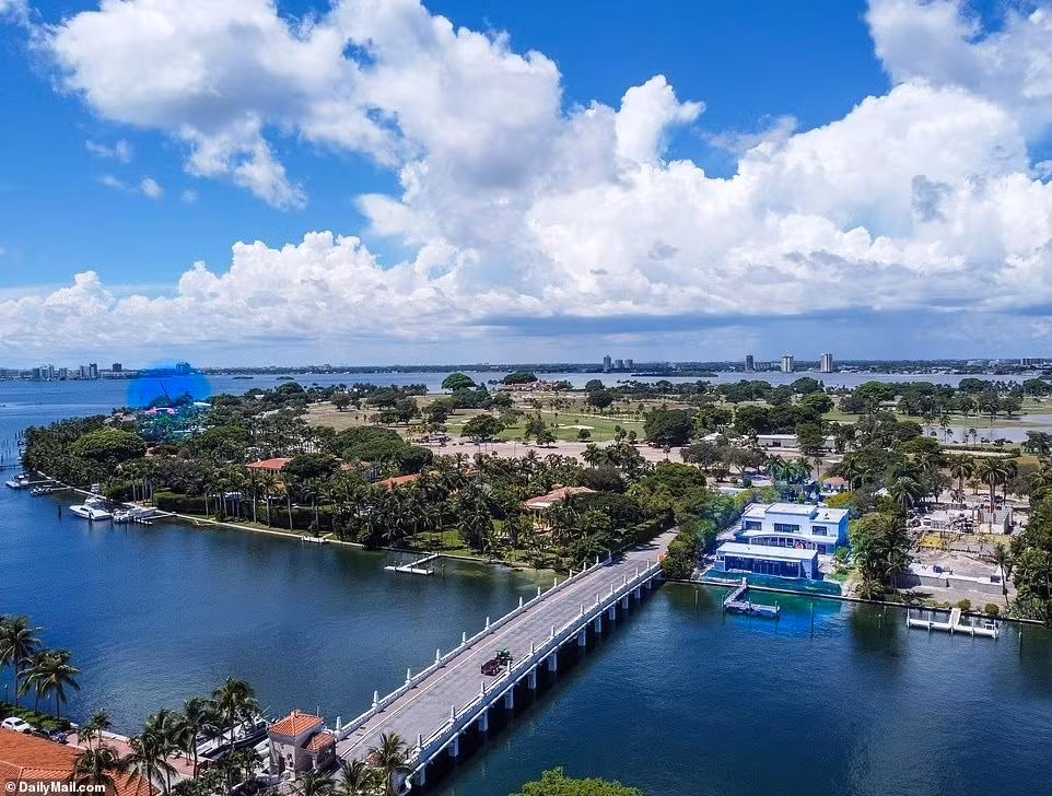 Indian Creek Island được mệnh danh là đảo tỷ phú. Nơi đây chỉ có khoảng 40 lô đất với 30 hộ gia đình sinh sống. Tất cả đều được xây dựng xung quanh chu vi của hòn đảo để có tầm nhìn ra biển. Trước đó, cặp vợ chồng Tom Brady và Gisele Bündchen đầu tư 17 triệu USD để mua đất và hơn 10 triệu USD để xây nhà. Ảnh: Daily Mail.