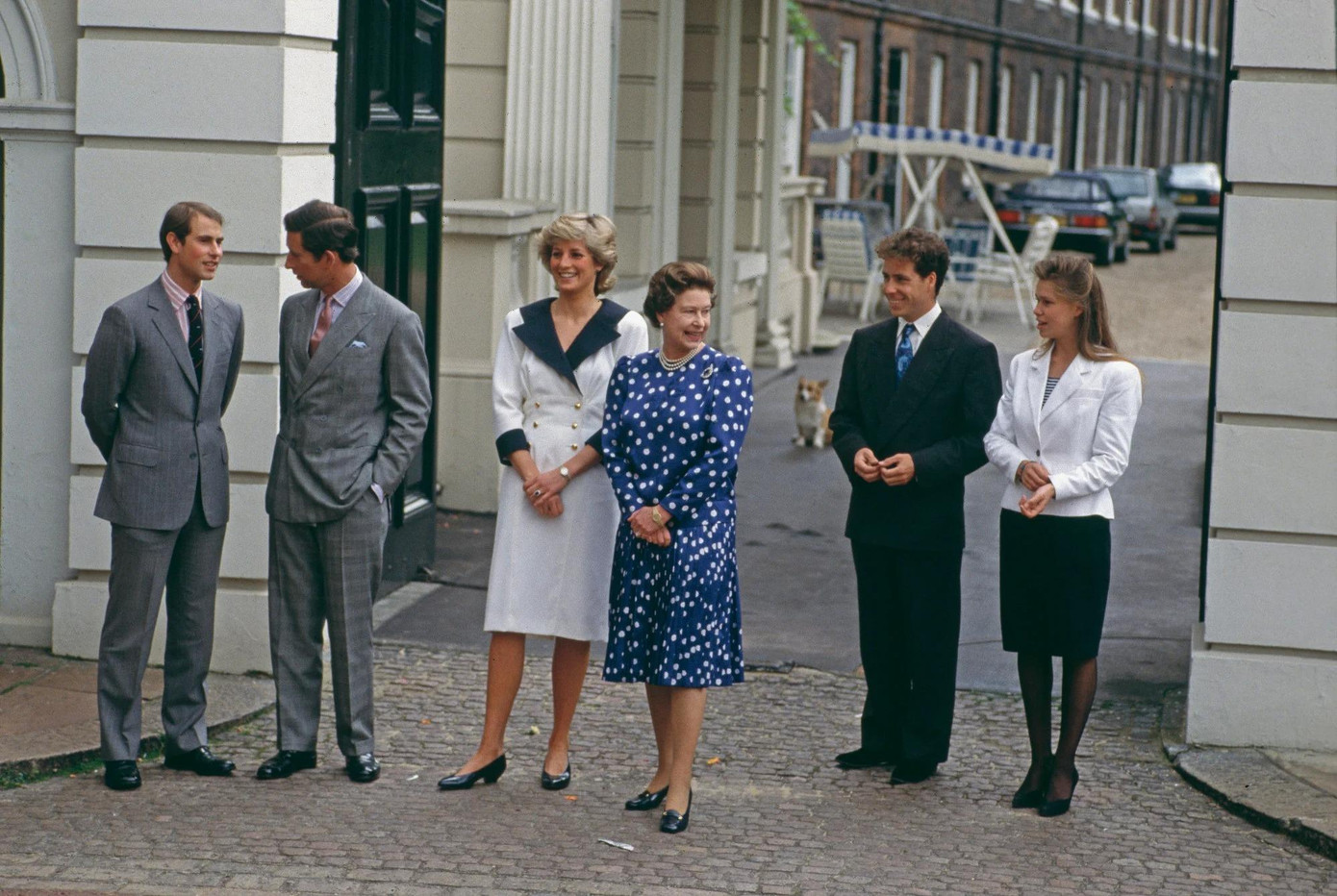 Nữ hoàng và Diana cùng các thành viên hoàng gia tại Cung điện Clarence House ở London nhân sinh nhật lần thứ 87 của Hoàng thái hậu Elizabeth năm 1987. Ảnh: Getty Images.