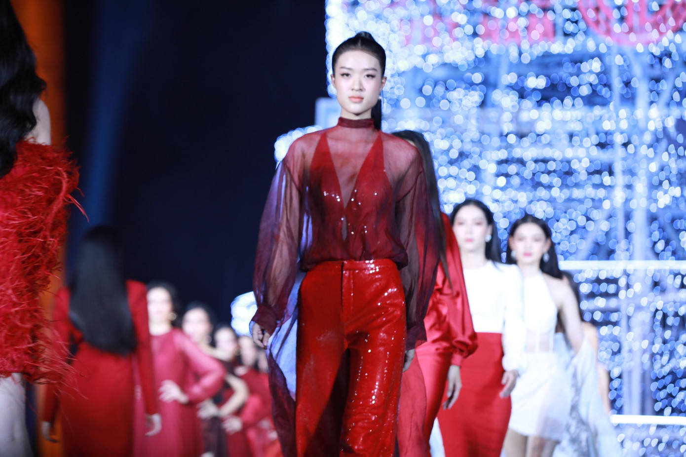 Người đẹp Thời trang quan trọng không kém các cuộc thi thành phần khác. Sắc vóc của các cô gái được nâng tầm hơn nhờ trang phục.