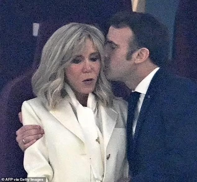 Bên cạnh các cầu thủ và dàn WAGs, nhân vật nhận được sự chú ý lớn trên sân vận động Lusail (Qatar) trong trận chung kết World Cup 2022 giữa Argentina và Pháp là Tổng thống Pháp Emmanuel Macron. Cánh săn ảnh bắt gặp cảnh ông Macron hôn lên thái dương vợ, Đệ nhất phu nhân Pháp Brigitte Macron, thay cho lời an ủi sau khi đội nhà trở thành cựu vô địch. Ảnh: Getty Images.