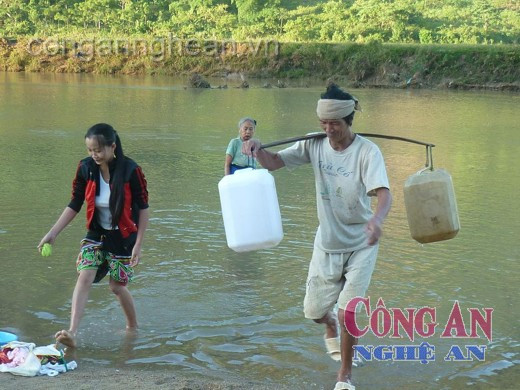 Người dân phải ra suối lấy nước bẩn về dùng cho sinh hoạt. Người dân phải ra suối lấy nước bẩn về dùng cho sinh hoạt