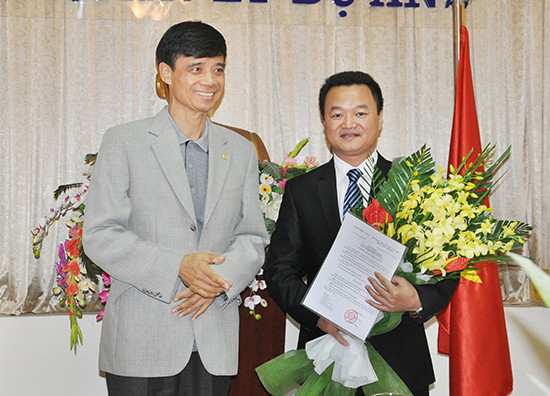 Thứ trưởng Phạm Quý Tiêu trao Quyết định bổ nhiệm Tổng biên tập cho Quyền TBT Nguyễn Bá Kiên