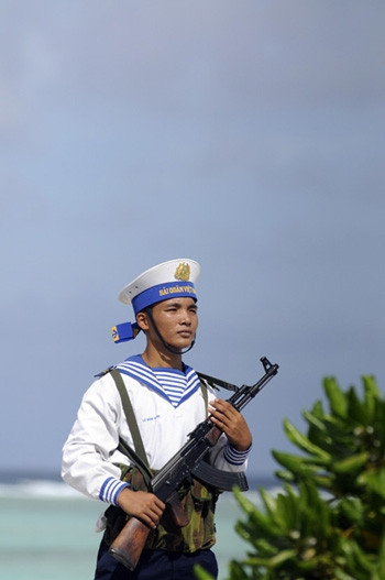 Những chiến sĩ trẻ hiên ngang như cây phong ba, bão táp, ngày đêm canh gác biển trời Tổ quốc 