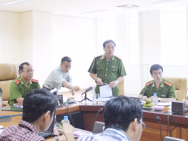 Đại tá Trần Duy Thanh (người đứng) thông báo kết quả điều tra ban đầu vụ án tại Vinalines