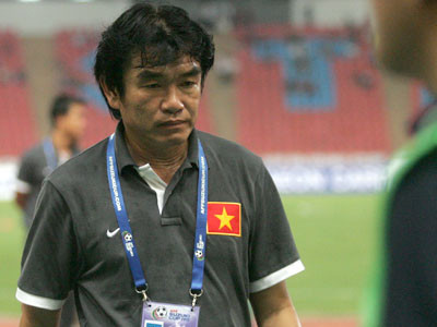 HLV Phan Thanh Hùng rời ghế nóng chỉ sau ba thán. Ảnh: An Nhơn HLV Phan Thanh Hùng rời ghế nóng chỉ sau ba thán