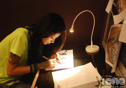 Tùy kích cỡ và độ khó dễ của hình xăm mà khách phải bỏ ra từ 300 đến hàng triệu, thậm chí cả chục triệu đồng. Vì thế, thu nhập của các tattooist cũng khá rủng rỉnh. Theo một số thợ trong nghề thì hàng tháng họ kiếm được từ 15-30 triệu. Ảnh: Trang Chóe. Tùy kích cỡ và độ khó dễ của hình xăm mà khách phải bỏ ra từ 300 đến hàng triệu, thậm chí cả chục triệu đồng. Vì thế, thu nhập của các tattooist cũng khá rủng rỉnh. Theo một số thợ trong nghề thì hàng tháng họ kiếm được từ 15-30 triệu. Ảnh: Trang Chóe