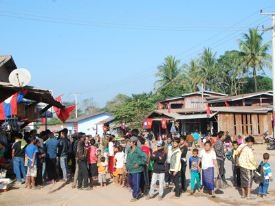 Bà con các dân tộc Lào dự Lễ