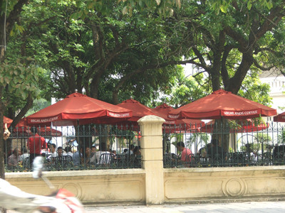 Hàng trăm m2 trong khuôn viên di tích quốc gia Cột cờ Hà Nội cho thuê kinh doanh ăn uống. Ảnh: Minh Tuấn