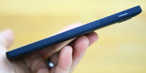  Khe cắm sim và nút nguồn ở cạnh phải